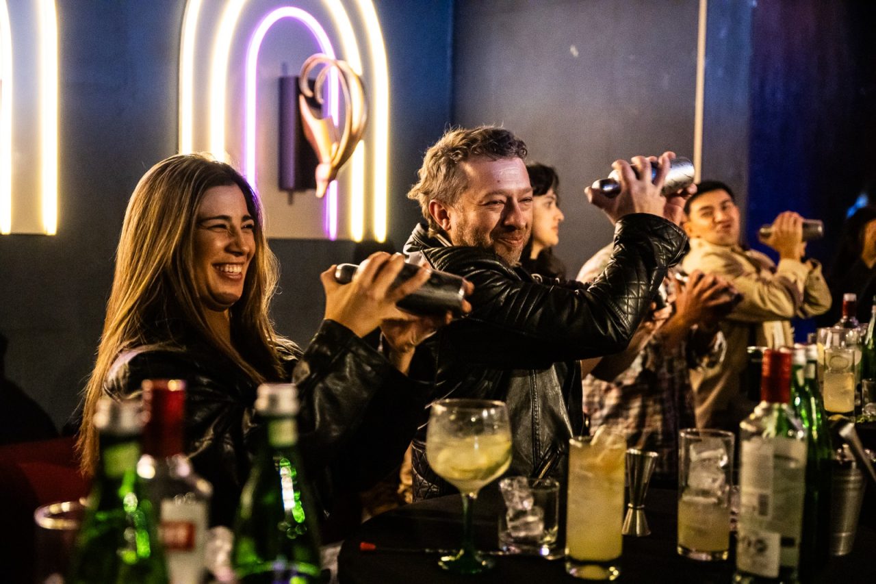 Coctelería, gastronomía y entretención: el fenómeno que cada viernes reúne a cerca de 50 personas en Santiago