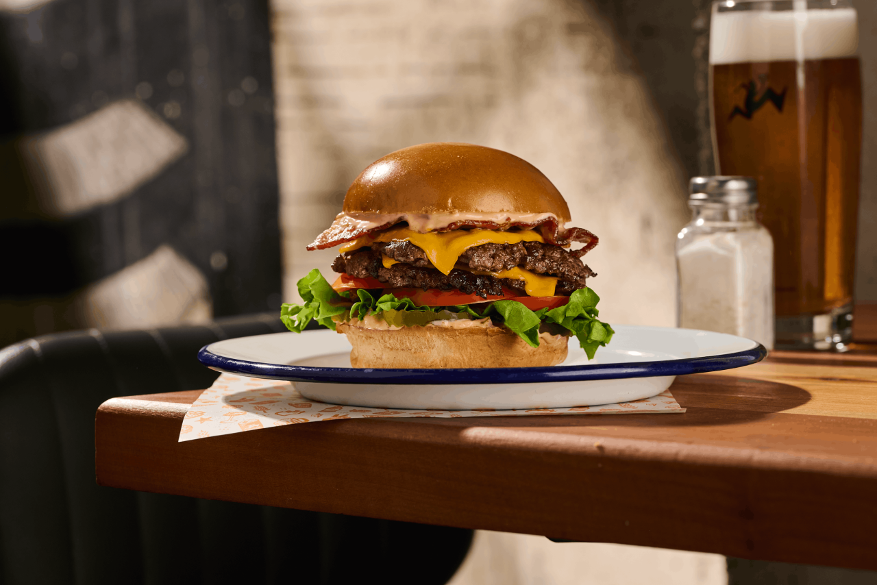 Kross Bar celebra el Día de la Hamburguesa con burgers recargadas y match cervecero